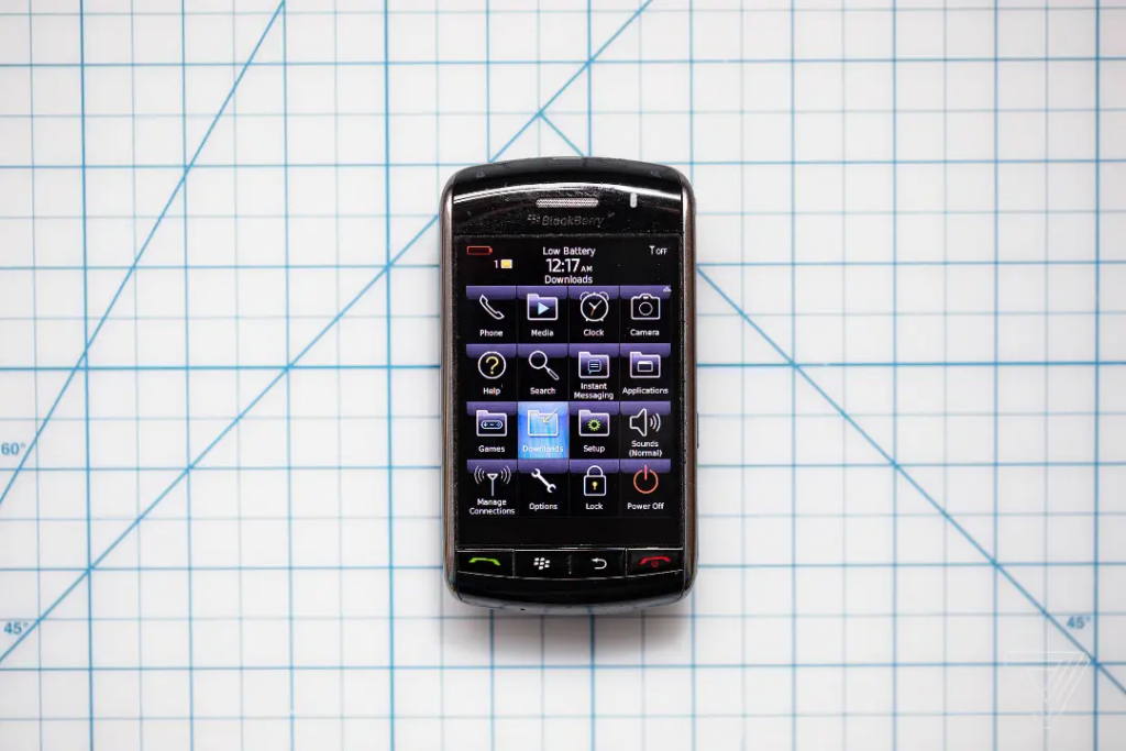 ۴. BlackBerry Storm ـ لمسی که لمس نمیشد | ۳۰ گوشی هوشمند شکست خورده که به بدترین محصولات تاریخ تبدیل شدند