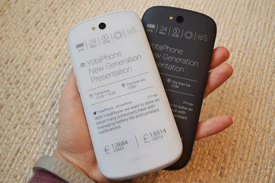 ۸. Yotaphone 2 ـ ایده خوب، بازار بد | ۳۰ گوشی هوشمند شکست خورده که به بدترین محصولات تاریخ تبدیل شدند
